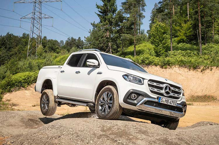 Ngoài ra Mercedes X350d cũng sẽ được bán kèm với gói trang bị Power, bao gồm cản sốc màu đen, đi kèm ốp cản bằng crôm rất nổi bật, cản sau màu crôm được tích hợp bậc lên thùng, đèn sương mù có ốp viên crôm, đèn pha LED với hệ thống vệ sinh mặt đèn tích hợp, đèn hậu LED, gương chiếu hậu gập điện và hệ thống khởi động xe không cần chìa.
