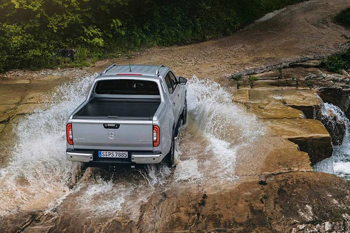 Về công nghệ trợ giúp lái xe, trang bị an toàn của Mercedes X-Class X350d được đánh giá là khá toàn diện với hệ thống cảnh báo chệch làn đường, nhận biết bảng hiệu giao thông, hỗ trợ phanh khẩn cấp, camera phía sau cùng nhiều tính năng hiện đại khác.