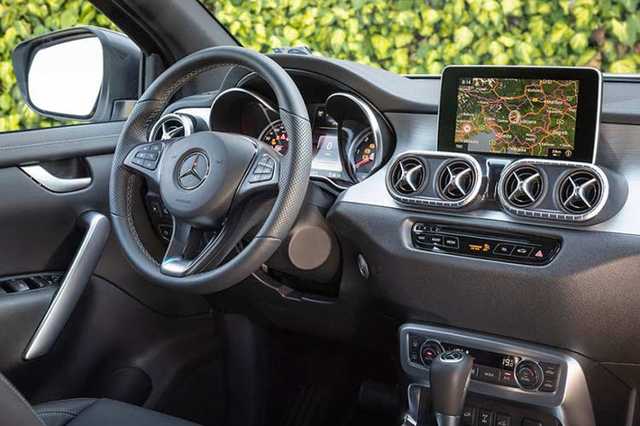Bên trong khoang lái, mẫu xe bán tải Mercedes X350d này sở hữu nội thất tương tự như phiên bản cao cấp từng ra mắt. Các tính năng đáng chú ý bên trong xe bao gồm hàng ghế trước tích hợp hệ thống sưởi và chỉnh điện 8 hướng, vô lăng bọc da tích hợp cần số thể thao.