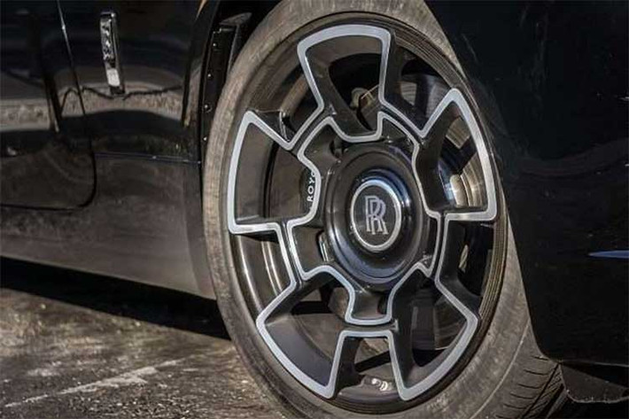 Bộ vành xe cũng là loại thiết kế mới được chế tạo từ hợp kim nhôm kết hợp cùng sợi carbon, kích thước 22 inch dạng 5 chấu kép. Với 44 lớp carbon phủ lên bề mặt, bộ vành mới nhẹ và cứng như những thiết bị được trang bị cho ngành hàng không chứ không phải dành cho xe hơi.