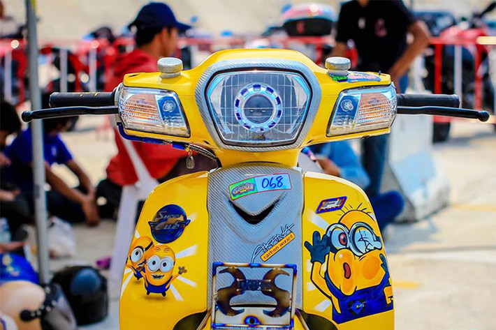 Trong mắt những dân chơi xe máy Châu Á, đặc biệt là Thái Lan - mẫu Super Cub 110 vẫn là một mẫu "xe chơi" theo phong cách độ kiểng và chiếc xe trong bài viết này là một ví dụ. Về ngoại hình, nó được khoác lên bộ áo vàng rực rỡ được kết hợp cùng nhân vật trong bộ phim hoạt hình mà rất được các bạn nhỏ yêu thích đó chính là Minions .