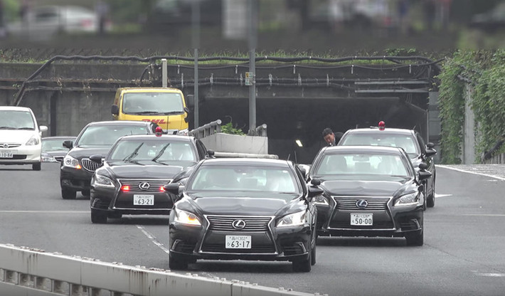 Thủ tướng Nhật Shinzo Abe thường di chuyển trên chiếc xe sang nội địa Lexus LS 600hL, dòng xe khá hiện đại so với chiếc Toyota Century Royal, thường được Hoàng đế Nhật Bản sử dụng. Trong các chuyến công du, đoàn xe của thủ tướng Nhật thường có 4 chiếc Lexus LS 600h L và duy nhất chỉ có 1 đó chở thủ tướng nhằm đánh lạc hướng.