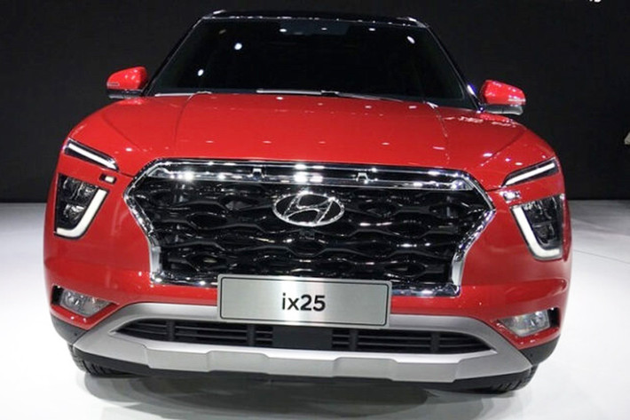 Điều đầu tiên phải nhắc đến của ix25 2019 chính là thiết kế đầu xe với lưới tản nhiệt Cascading Grille tương tự những mẫu xe Hyundai đời mới ra mắt trong thời gian gần đây như Palisade 2020 hay Sonata thế hệ thứ 8. Nằm hai bên lưới tản nhiệt là hệ thống đèn Composite Light đã được Hyundai áp dụng cho nhiều mẫu xe mới của mình.
