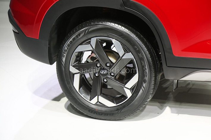 Những phần còn lại trong thiết kế ngoại thất của Hyundai ix25 2019 không có gì đặc biệt so với trước. Chi tiết hốc bánh của xe khá vuông vức, bộ vành hợp kim 5 chấu kép phối 2 màu và nẹp thân bằng nhựa màu đen. Chưa hết, chiếc Hyundai ix25 2019 trong triển lãm Ô tô Thượng Hải 2019 còn được sơn màu trắng từ cột cuối cùng lên viền nóc.