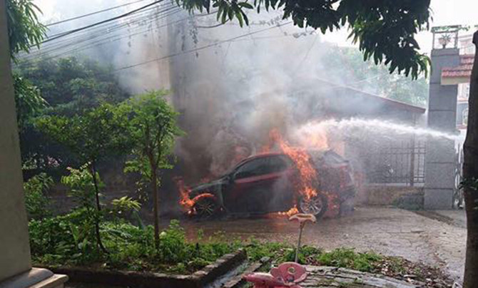 Ngày 30/5/2017, trên mạng xã hội đã lan truyền hình ảnh một chiếc xe ôtô Mazda CX-5 mang biển kiểm soát 29A của Hà Nội bốc cháy ngùn ngụt tại địa phận thành phố Việt Trì, tỉnh Phú Thọ. Theo một số nguồn tin ban đầu, sự việc xảy ra vào khoảng 7h40 sáng nay tại khu dân cư Mai Sơn 1, phường Tiên Cát, thành phố Việt Trì.