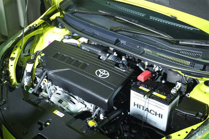 Nằm dưới nắp ca-pô của chiếc hatchback Toyota Yaris 2018 động cơ máy xăng 4 xi-lanh, Dual VVT-i, dung tích 1,2 lít, sản sinh công suất tối đa 86 mã lực tại vòng tua máy 6.000 vòng/phút và mô-men xoắn cực đại 108 Nm tại vòng tua máy 4.000 vòng/phút, đi kèm hộp số Super CVT-i.