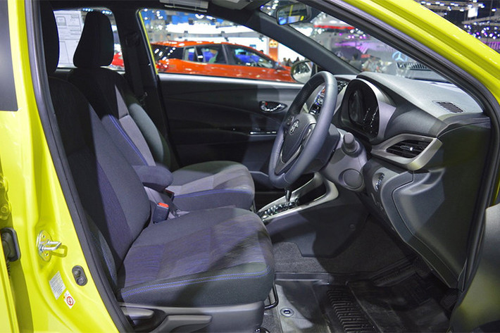 Về các tính năng, Yaris 2018 được trang bị khá đầy đủ gồm hệ thống điều hòa chỉnh tay, khóa cửa trung tâm, cửa sổ điện, MID, nút ấn khởi động và vô-lăng bọc da. Bên cạnh đó, hệ thống âm thanh của xe cũng hỗ trợ nhiều tính năng AM/FM, CD, AUX, USB và Bluetooth. Tuy nhiên, xe không được trang bị màn hình cảm ứng.