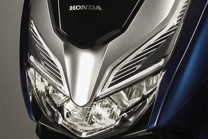 Ở phiên bản mới, Honda Forze 300 2018 có chiều dài cơ sở ngắn hơn, ở mức 1.510mm và chiều dài tổng thể được thu gọn lại 2,5cm. Trong khi đó chiều cao yên xe tăng thêm 62mm, lên mức 780mm. Đầu xe sở hữu bộ mặt mới với tấm ốp mạ bạc cá tính, bộ đèn chiếu sang và xi nhan dạng led.