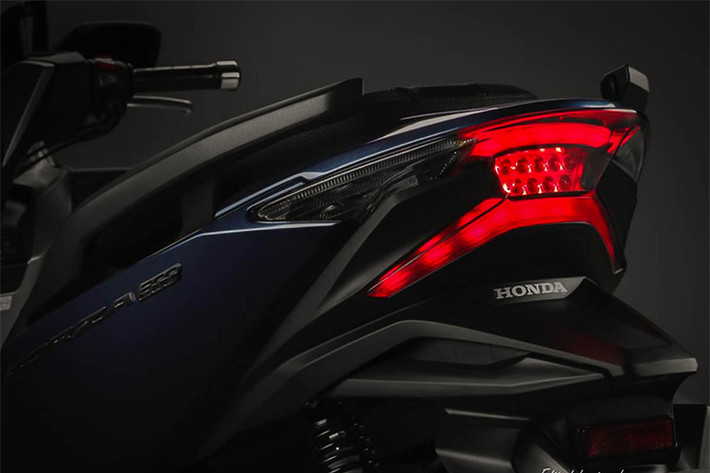 Một số trang bị đáng chú ý khác trên Honda Forza 300 2018 bao gồm kính chắn gió chỉnh điện. Bộ phanh mới của xe đi kèm chống bó cứng ABS tiêu chuẩn có kích thước lần lượt là 15" ở trước và 14" ở sau. Bộ vành xe tương thích với lốp có kích thước chuẩn là 120/70-15 và 140/70-14.