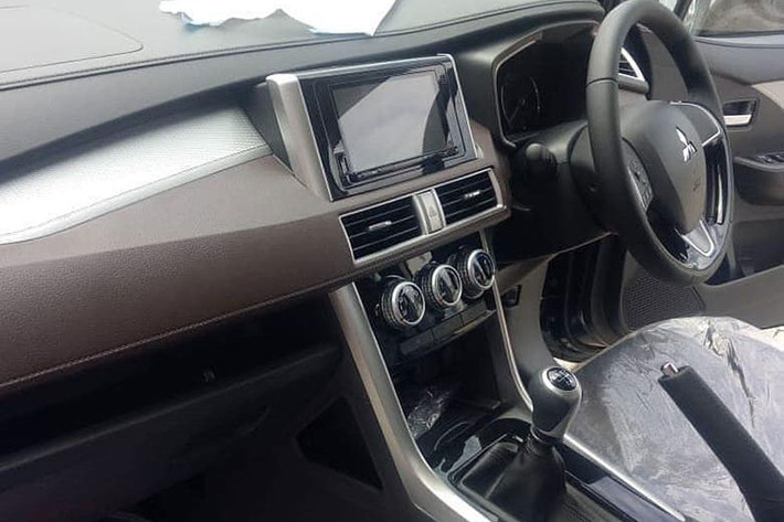 Bên trong nội thất, mẫu xe SUV Mitsubishi Xpander Cross mới có tông màu đen chủ đạo, kết hợp cùng các tấm ốp mầu nâu tạo cảm giác sang trọng hơn. Các trang bị tiện nghi và thiết kế tổng thể bên trong cabin không khác biệt nhiều với phiên bản Xpander thường, đáng chú ý là khoá điện từ xa cũng được trang bị cho mẫu xe mới này.