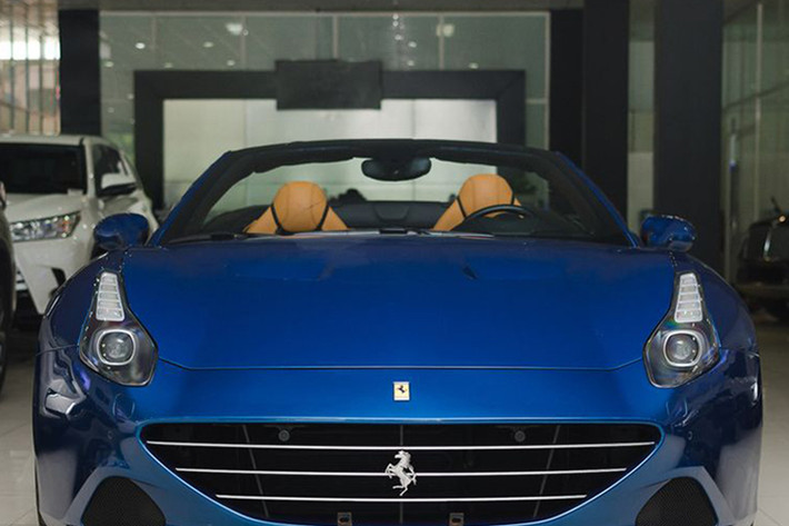 Sau 10 năm có mặt trên thị trường, siêu xe mui trần Ferrari California đã bị "khai tử" vào năm 2017 để nhường chỗ cho "đàn em" Ferrari Portofino tiếp nối. Mức giá bán siêu xe Ferrari California T lúc mới ra mắt vào khoảng 208.000 đô la. Về thị trường Việt Nam, mẫu siêu xe này có giá khoảng 13,5 tỷ đồng.