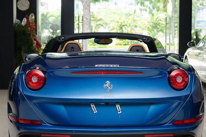 Siêu xe mui trần này sở hữu động cơ V8, tăng áp kép, dung tích 3,9 lít, sản sinh công suất tối đa 552 mã lực tại vòng tua máy 7.500 vòng/phút và mô-men xoắn cực đại 755 Nm tại 4.750 vòng/phút. Hai con số này trên phiên bản Ferrari California chỉ dừng ở mức 453 mã lực và 485 Nm. Động cơ trên siêu xe mui trần Ferrari California T kết hợp cùng hộp số ly hợp kép 7 tốc độ tương tự xe đua F1.