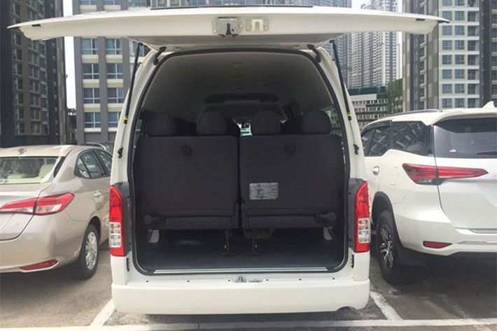 Về mặt an toàn, Toyota Hiace 2018 tiếp tục áp dụng trang bị hệ thống chống bó cứng phanh ABS, 2 túi khí cho hàng ghế trước, cũng như dây đai an toàn 3 điểm cho hàng ghế đầu, các ghế hành khách phía sau chỉ là loại 2 điểm. Gầm xe cao 180mm là một trong những lợi thế của Hiace dầu, giúp xe dễ dàng vượt địa hình gồ ghề.
