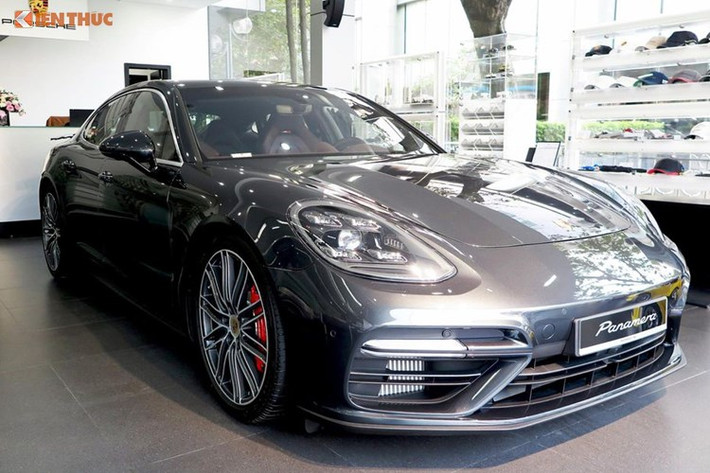 Vào ngày 18/2/2017 vừa qua, chiếc siêu xe Porsche Panamera Turbo 2017 đầu tiên về Việt Nam có giá bán lên tới gần 12 tỷ đồng và đã có chủ. Bên cạnh đó, chiếc xế hộp của vị đại gia này còn được trang bị thêm một số đồ chơi đắt tiền khác kèm theo xe có giá hàng trăm triệu đồng.