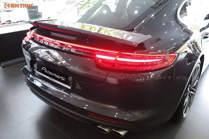 Panamera thế hệ mới sở hữu kích thước dài hơn bản cũ 35 mm, rộng và cao hơn 5 mm. Khoảng cách trục cơ sở cũng được mở rộng thêm 30 mm. Điểm ấn tượng của xe nằm ở phía sau của xe với phần đuôi xe là bộ cánh gió lớn mang tính khí động học, cánh gió này có thể đóng/mở bằng nút bấm bên trong xe.