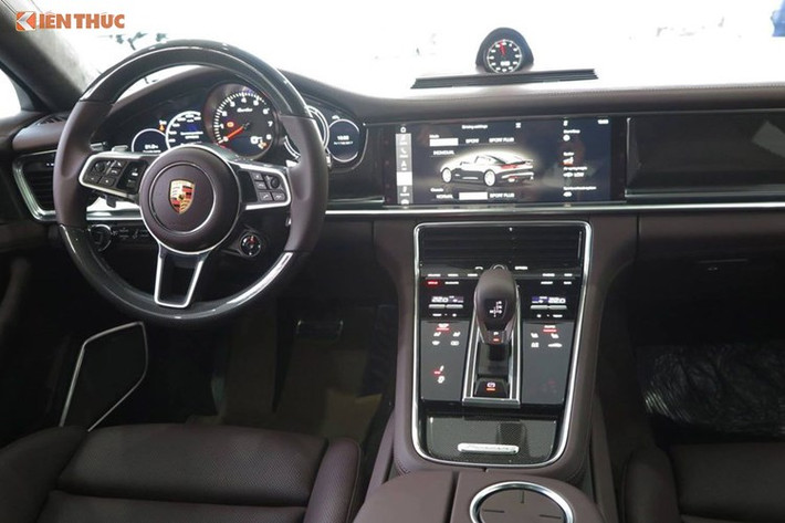 Nội thất của siêu xe thể thao Porsche Panamera Turbo 2017 ấn tượng với các chi tiết bọc da Nappa cao cấp, cửa sổ trời toàn cảnh với hai vùng điều khiển độc lập, nằm ở giữa bảng táp-lô được trang bị một đồng hồ nhỏ, tùy chọn vô lăng thể thao đa chức năng có sưởi ốp carbon cùng hệ thống thông tin giải trí mới nhất hiện nay của thương hiệu Porsche.