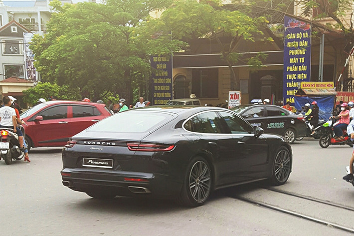 Mới đây, giới đam mê siêu xe tại Việt Nam lại có dịp xôn xao bàn tán khi chiếc Porsche Panamera Turbo 2017 này lại bất ngờ lăn bánh trên đường phố Hải Phòng. Rất có thể nó đã sau khi xuất hiện tại Hà Nội, nó đã được "sang tay" cho chủ nhân mới hoặc được xuống chào hàng tại đây.