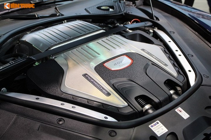 Panamera Turbo được trang bị động cơ xăng mạnh mẽ nhất V8 4,0 lít tăng áp kép cho công suất 550 mã lực tại 5.750 vòng/phút và mô-men xoắn cực đại 770 Nm trong dải vòng tua từ 1.960 đến 4.500 vòng/phút. có khả năng tăng tốc 0-100 km/h trong 3,8 giây, vận tốc tối đa 306 km/h và mức tiêu thụ nhiên liệu quanh mốc 9,3 lít/100 km.