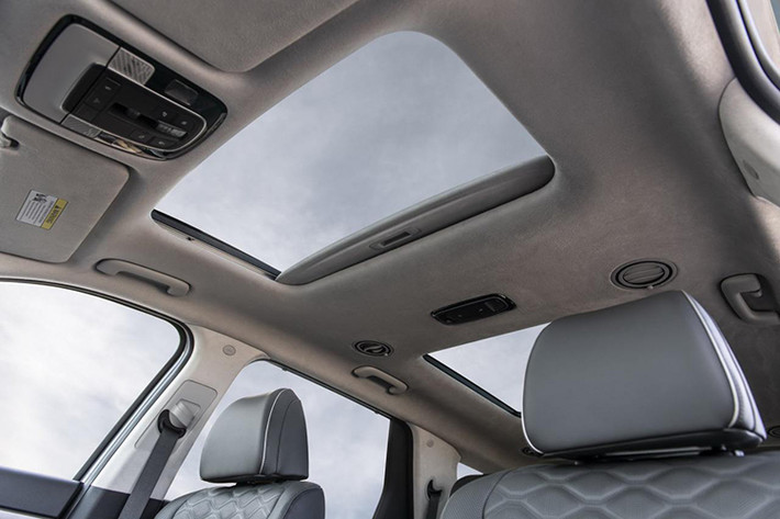 Hyundai Palisade cũng sở hữu hệ thống giải trí “khủng” với 2 màn hình đặt cạnh nhau ở táp-lô, bao gồm màn hình thông tin giải trí 12,3 inch và một màn hình 10,25 inch cho người lái. Các tính năng cao cấp trong xe bao gồm kết nối Apple Car Play, Android Auto, sạc không dây Qi, hệ thống loa Infiniti, hiển thị thông tin kính lái HUD, Cruise control thông minh, định vị vệ tinh, cảnh báo điểm mù, cảnh báo va chạm...