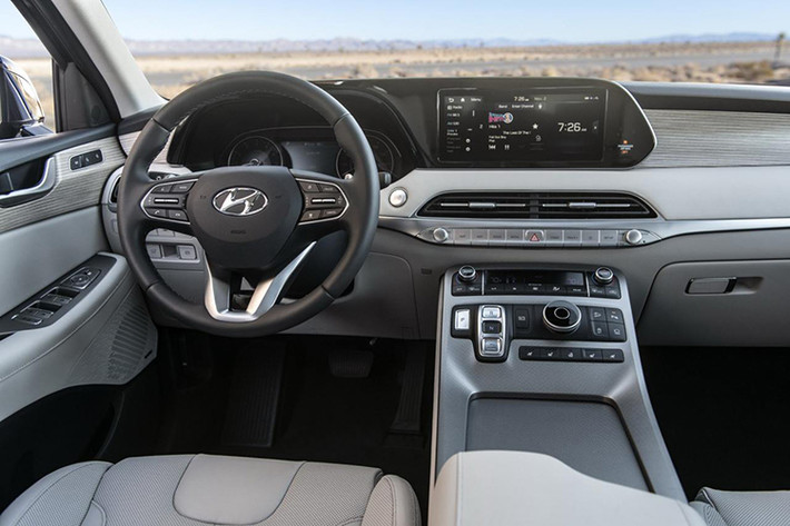 Nội thất của Hyundai Palisade 2020 sẽ là không gian lý tưởng cho những người mua xe để phục vụ gia đình. Xe có các cấu hình 7 chỗ hoặc 8 chỗ tuỳ nhu cầu, sử dụng các chất liệu nội thất cao cấp hơn SantaFe để khẳng định vị thế sang trọng, toàn bộ ghế bọc da Nappa, đi kèm nhiều chi tiết ốp kim loại và gỗ hạng sang.