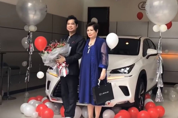 Cuối cùng là ông "vua dòng nhạc sến" một thời - nam ca sĩ Ngọc Sơn. Trong năm 2018 anh cũng đã mua thêm cho gia đình mẫu xe sang Lexus NX300 2018 mới, được nhập khẩu từ Nhật Bản. Mẫu xe này hiện có giá bán xấp xỉ gần 2,5 tỷ đồng.