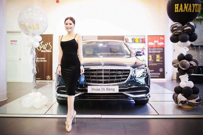 Trong số những sao Việt tậu xe sang tiền tỷ trong năm 2018 - đầu tiên phải kể đến ca sỹ Di Băng, em gái Lý Hải. Cô đã tậu ngay chiếc xe siêu sang Mercedes-Maybach S450 4Matic hơn 7 tỷ đồng trong tháng 2/1018 nhân dịp sinh nhật của mình. Di Băng cũng là một trong những người đầu tiên ở Việt Nam sở hữu dòng xe Mercedes-Maybach S450 4Matic.
