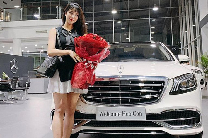 Cũng chọn cho mình chiếc xe sang Mercedes-Maybach S450 4Matic 2018 nhưng mẫu xe siêu sang của diễn viên Diệp Lâm Anh có màu sơn trắng. Điều đáng nói, trong năm 2018, bạn thân của Đàm Thu Trang còn mua 1 chiếc sedan hạng sang là Porsche Panamera nhưng đã bán đi để tậu chiếc Mercedes-Maybach S450 4Matic hơn 7 tỷ đồng này