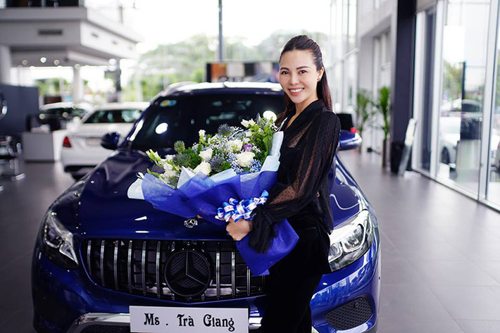 Riêng Á hậu Trà Giang lại cảm thấy phiên bản Mercedes-Benz GLC 200 phù hợp với mình hơn nên đã quyết định tậu chiếc SUV này. Ngoại thất xe GLC 200 Á hậu Trà Giang chọn mua có sơn màu xanh Brilliant đẹp mắt và đã được độ lại so với nguyên bản.