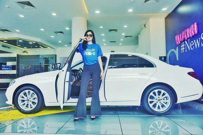 Trong khi Vũ Cát Tường chọn gam màu đen cho chiếc Mercedes-Benz E200 của mình, Hoa hậu Huỳnh Tiên lại chọn màu trắng. Hiện tại, E200 đang được hãng xe sang Đức lắp ráp tại Việt Nam và giá Mercedes-Benz E200 mới là 2,099 tỷ đồng.