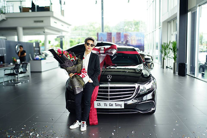 Nữ ca sĩ Vũ Cát Tường cùng Hoa hậu Huỳnh Tiên đã cùng tậu mẫu xe sang Mercedes-Benz E200 đời mới hơn 2 tỷ đồng trong năm 2018. Điểm khác biệt của 2 sao Việt này chính là việc màu sơn ngoại thất của xe.