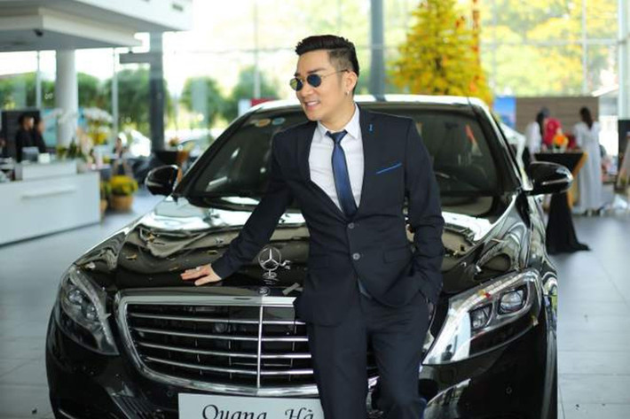 Trong năm 2018, nam ca sỹ Quang Hà đã chi mạnh tay tậu hẳn chiếc xe sang Mercedes-Benz S500L có giá lên đến 6,6 tỷ đồng. Sau đó, anh còn tự tay cầm lái mẫu xe sang này đến buổi tiệc nhân dịp cuối năm cùng với những người bạn thân như Nam Cường, Triệu Lộc, Phi Trường, Việt Thắng, Diễm Phương hay Hoa hậu Hoàng Ny.