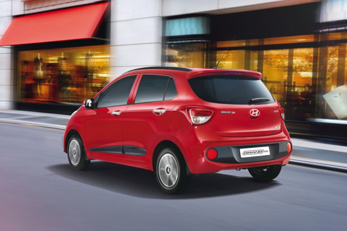Giá bản khởi điểm của xe Hyundai i10 bản facelift 2017 tại Ấn Độ là 458.000 INR (khoảng 154 triệu đồng). Những tuỳ chọn động cơ dầu đắt hơn so với máy xăng. Theo thông tin từ báo điện tử Kiến Thức có được mẫu xe này sẽ chính thức về thị trường Việt Nam vào khoảng tháng 6/2017, mức giá vẫn chưa được tiết lộ.