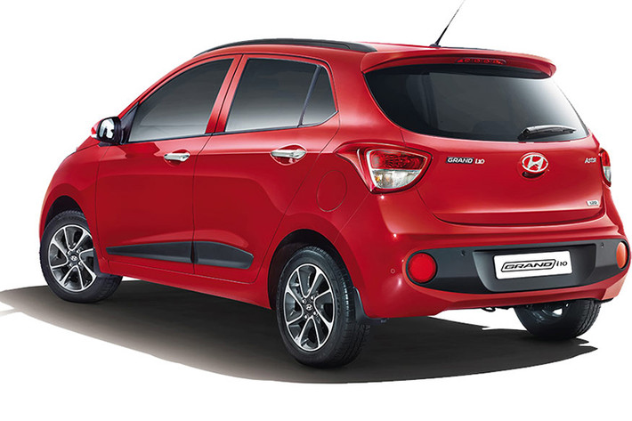 Phía sau của chiếc hatchback cỡ nhỏ này, đèn hậu của i10 đã được Hyundai đổi thiết kế chóa bên trong để khiến chiếc xe trông hiện đại hơn, đồng thời cản sau của chiếc xe nay cũng được thêm một tấm ốp tối màu to bản tạo thêm điểm nhấn. Cửa sau cột C khác biệt một chút so với bản Châu Âu.