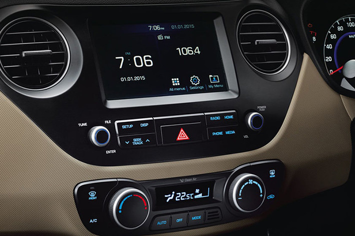 Hyundai đã bổ sung cho chiếc xe thêm một số tiện nghi mới mà phiên bản trước đây còn thiếu, trong đó nổi bật nhất là hệ thống thông tin giải trí với màn hình 7 inch và kết nối smartphone Apple CarPlay/Android Auto, đồng thời hiển thị camera lùi...