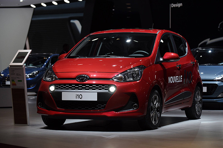 Bản facelift xe Hyundai i10 2017 tại thị trường Ấn Độ vẫn được Huyndai giữ nguyên động cơ loại máy xăng 4 xi-lanh, dung tích 1,2 lít. Tuy nhiên về trang bị máy dầu thì lại có một cỗ động cơ hoàn toàn mới là CRDi 3 xi-lanh, dung tích 1,2 lít, sản sinh công suất 75 mã lực.