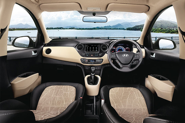 Bên trong xe Hyundai i10 facelift là những chi tiết da sang trọng. Xe vẫn giữ nguyên thông gian rộng rãi, thực dụng và nổi bật. Hệ thống ghế ngồi, bệ tỳ tay, vô lăng 3 chấu tích hợp nút bấm... khá chau chuốt.