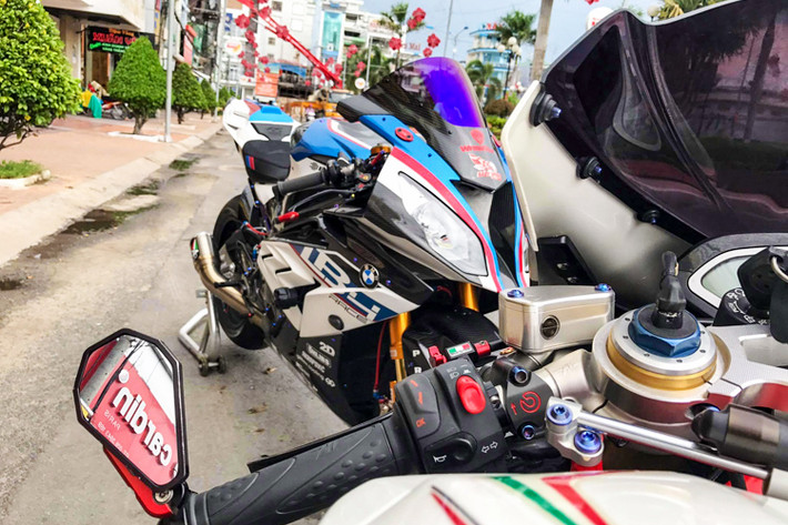 Trên chiếc xe này, chủ nhân của nó đã giảm tối đa trọng lượng khi trang bị dàn vỏ bằng sợi carbon siêu nhẹ của hãng Ilmberger. Trong khi đó, "dàn chân" chiếc xe cũng đã được thay thế toàn bộ với cặp mâm Marchesini Genesi M7RS, phuộc trước Ohlins FGR300, phuộc sau Ohlins TTX GP, phanh trước Brembo Monobloc GP, phanh sau Brembo Moto3 cùng nhiều chi tiết đắt giá khác...