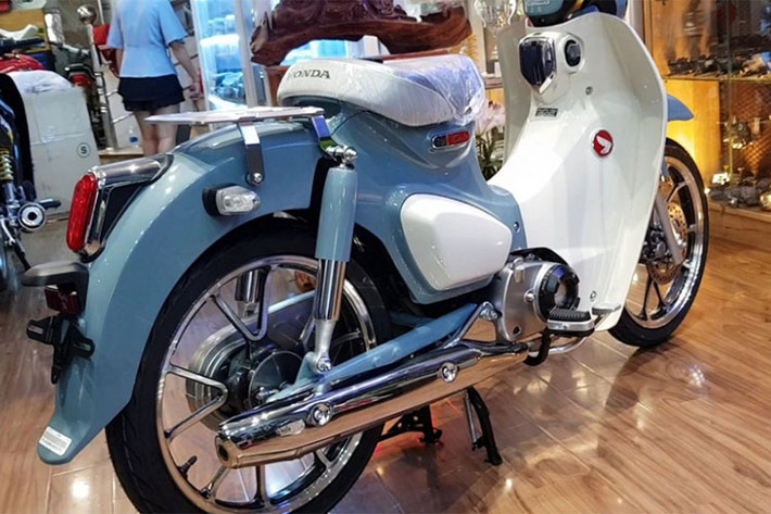 Bộ gắp sau của xe được tiện từ nhôm nguyên khối, sau đó bắt vào cặp phuộc sau có thiết kế thanh thoát, đẹp mắt. Ngay cả thiết kế pô "quả nhót" nhưng cách điệu với ốp mạ sang bóng được xem là đặc trưng của dòng xe máy Cub cũng được Honda "tái chế" lại trên mẫu C125 mới này.
