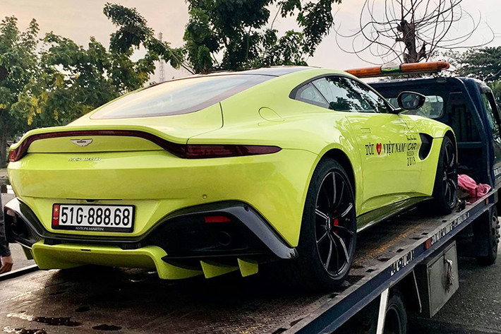 Những hình ảnh do trang Car & Passion chia sẻ cho thấy cặp đôi siêu xe 63 tỷ đồng bao gồm hai chiêc là Lamborghini Aventador S LP740-4 và Aston Martin V8 Vantage 2018 của doanh nhân quận 12, TP HCM chính là các siêu xe đầu tiên ra Thủ Đô.