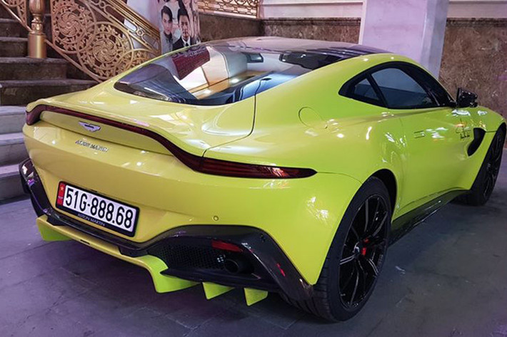 Siêu xe Aston Martin V8 Vantage 2018 của doanh nhân quận 12 là chiếc đầu tiên về Việt Nam theo diện nhập khẩu chính hãng. Xe sở hữu ngoại thất sơn màu vàng Lime Essence, đặc trưng của dòng V8 Vantage 2018. Giá xe Aston Martin V8 Vantage 2018 chính hãng tại Việt Nam được chào bán 14,988 tỷ đồng. Xe đeo biển 51G-888.68 tam hoa đẹp mắt và còn có lộc phát ở cuối dãy số.