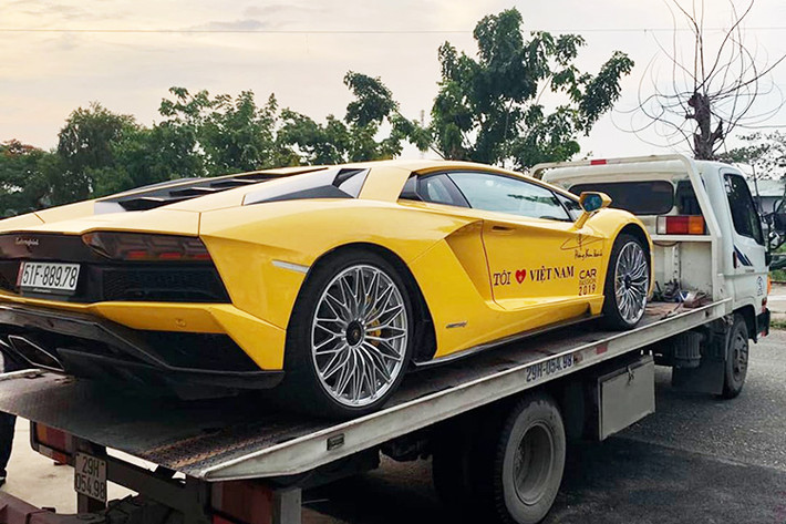 Chỉ còn khoảng chưa đầy một tuần nữa hành trình siêu xe đáng mong chờ nhất Việt Nam, Car & Passion 2019 sẽ diễn ra. Hiện tại, công tác tổ chức đang nóng dần lên khi những chiếc siêu xe tiền tỷ đầu tiên của các dân chơi Sài thành đã lên đường ra Hà Nội để chuẩn bị hành trình mới.