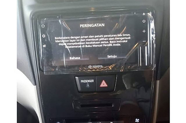 Ngoài ra, hãng xe ôtô Toyota cũng đã bổ sung các nút bấm và màn hình để chỉnh hệ thống điều hòa, nút bấm khởi động máy, chất liệu đẹp mắt hơn và màn hình trung tâm nâng cấp. Nhìn chung, so với thiết kế ngoại thất, nội thất của Toyota Avanza 2019 thay đổi ít hơn.
