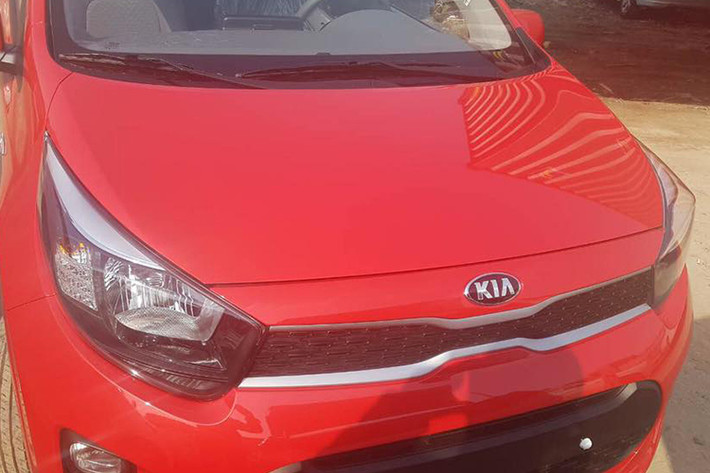 Về cơ bản, Kia Morning VAN không có sự khác biệt so với bản 5 chỗ, ngoại trừ khoang hàng ghế thứ 2 là sàn phẳng để chở hàng. Thiết kế của Kia Morning 2017 mới thay đổi hoàn toàn, trẻ trung và hiện đại hơn. Phần đầu xe được áp dụng ngôn ngữ thiết kế chủ đạo của Kia hiện nay.