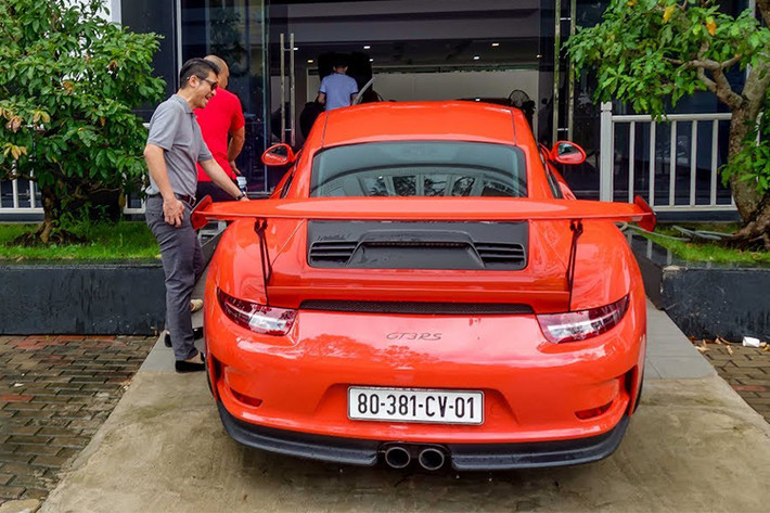 911 GT3 RS được trang bị động cơ 4.0 lít, 6 xi-lanh, sản sinh công suất 500 mã lực và mô-men xoắn cực đại 460 Nm, kết hợp cùng hộp số PDK nổi tiếng của hãng siêu xe Porsche. Xe chỉ mất 7 phút 20 giây để hoàn thành một vòng của đường đua Nürburgring, phá kỷ lục 7 phút và 29 giây từng được xác lập bởi Carrera GT.