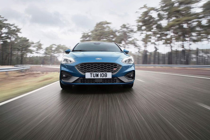 Ngoài tùy chọn dầu diesel, Focus ST hoàn toàn mới còn có động cơ xăng tăng áp EcoBoost 2.3L sản sinh 276 mã lực và mô-men xoắn cực đại 420Nm. Phiên bản này chỉ cần 6 giây để tăng tốc từ 0 - 100 km/h, tốc độ tối đa lên tới 250 km/h, đi kèm vẫn là hộp số sàn. Ford sẽ sớm bổ sung tùy chọn số tự động cho Focus ST EcoBoost.