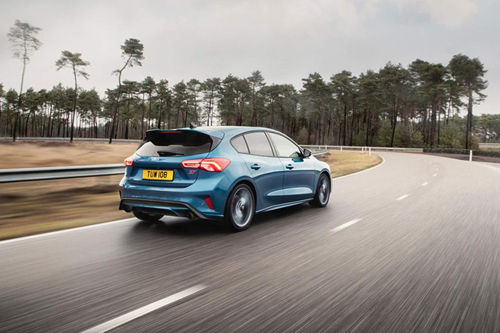 Mặc dù vẫn sử dụng khung gầm C2 nhưng mẫu xe hatchback Focus ST mới đã được cải thiện hệ thống treo, phanh và động cơ để tối đa hóa hiệu suất, giúp nó trở thành mẫu xe thích hợp cho sử dụng trên mọi địa hình.