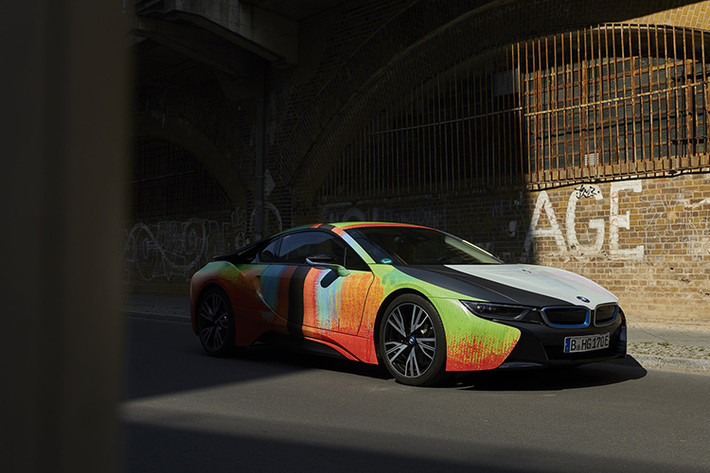 Đối với những chiếc xe nghệ thuật BMW chính thống được ủy quyền bởi nhà sản xuất, chúng đã bắt nguồn từ hồi năm 1975. Sản phẩm đầu tiên là một chiếc CSL 3.0 độ bởi Alexander Calder.