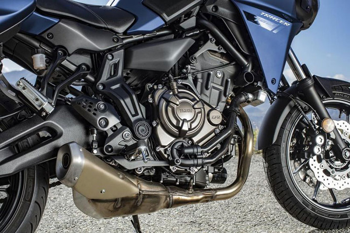 Cuối cùng, Yamaha Tracer 700 GT mới cũng sử dụng động cơ crossplane xylanh đôi, dung tích 689cc, làm mát bằng dung dịch, sản sinh công suất 73,7 mã lực tại tua máy 9.000 vòng/phút và mômen xoắn cực đại 68 Nm tại tua máy 6.930 vòng/phút, đi kèm là hộp số 6 cấp.
