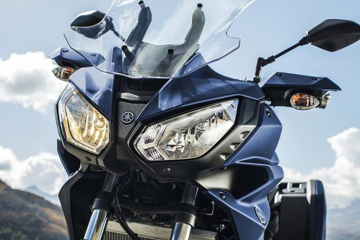 Về thiết kế, Yamaha Tracer 700 GT không thay đổi kích thước so với trước - nó vẫn mang dáng dấp của một chiếc sport-tourer tầm trung với tổng thể xe khá cao ráo, dàn áo được tối giản. Đầu đèn chia đôi, có thiết kế liền với dàn áo, được bố trí cao và xi nhan nằm trên tay lái...