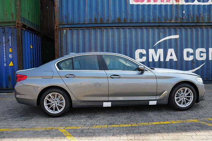 Dựa vào những hình ảnh được cung cấp, lô xe sedan hạng sang BMW 5-Series 2019 về Việt Nam có 2 phiên bản 530i và 520i cùng 4 lựa chọn màu sắc ngoại thất: xám Bluestone, đen Black Sapphire, trắng Alpine White cũng như xanh dương Imperial Blue.